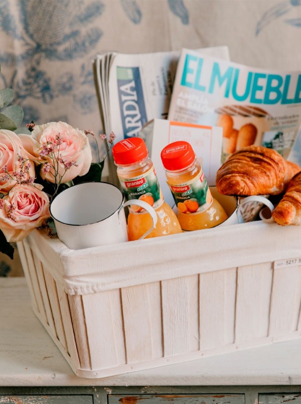 Cesta de desayuno con flores