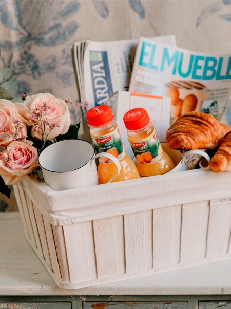 Cesta de desayuno con flores